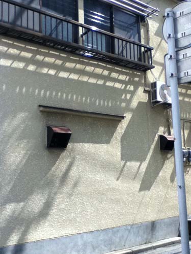 庇